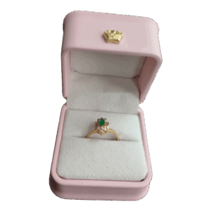 Anillo de oro con esmeralda flor