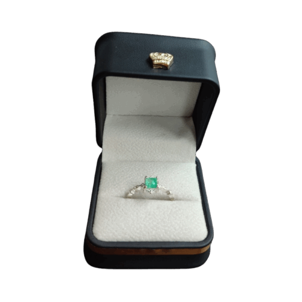 Anillo de plata con esmeralda Cristal