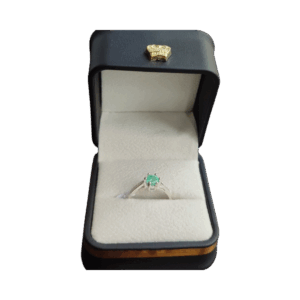 Anillo de plata con esmeralda Estampa