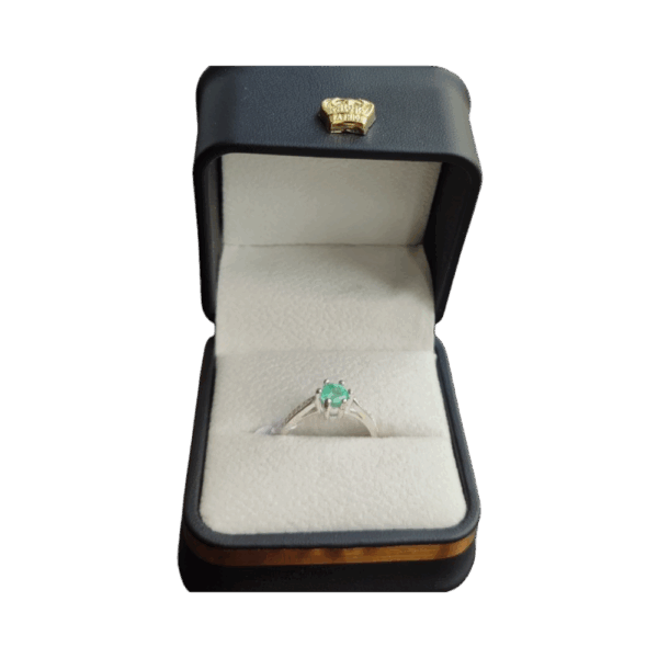 Anillo de plata con esmeralda Estampa