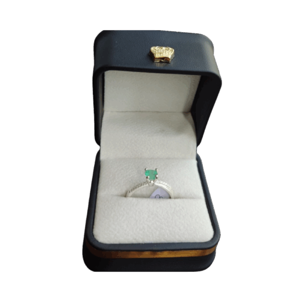 Anillo de plata con esmeralda Ignea