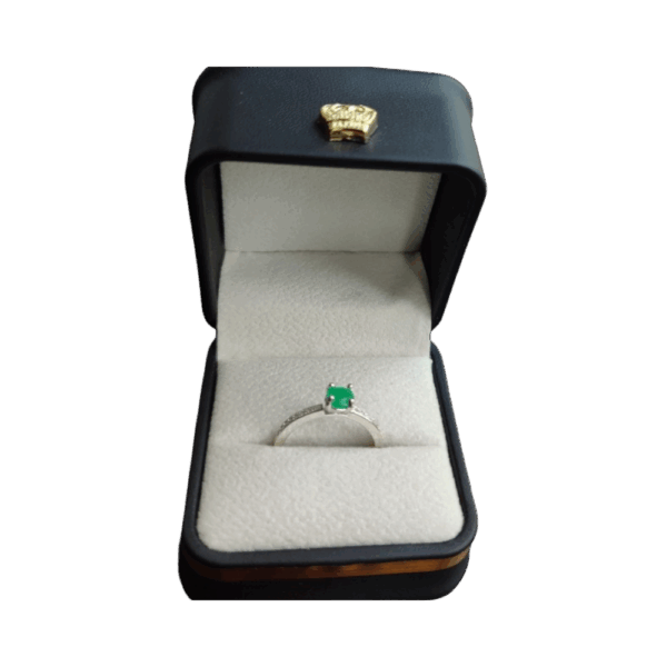 Anillo de plata con esmeralda Nativa