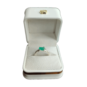 Anillo de plata con esmeralda Relieve
