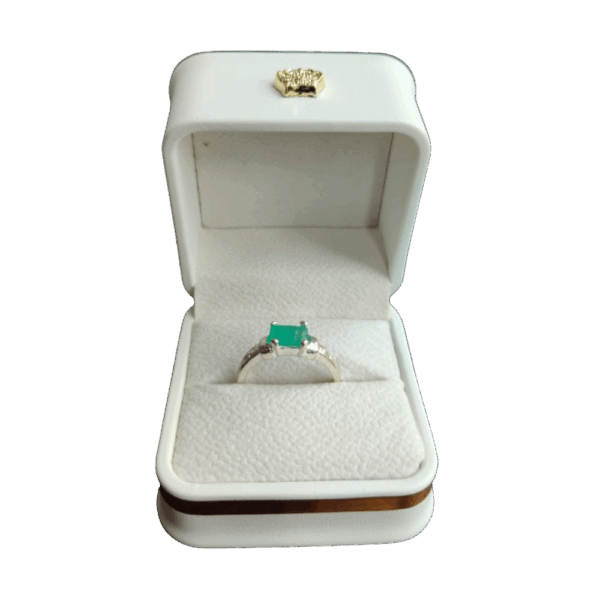 Anillo de plata con esmeralda Relieve