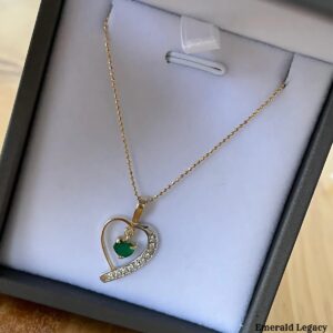 Dije en oro con esmeralda de corazón